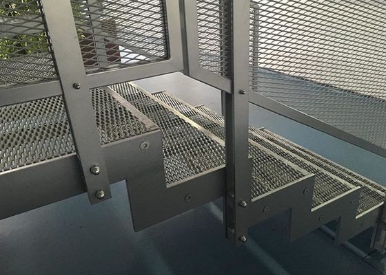 Pisada de escalera ampliada del metal con capacidad de carga antideslizante y alta proporcionar la gran seguridad para los peatones que caminan en las escaleras