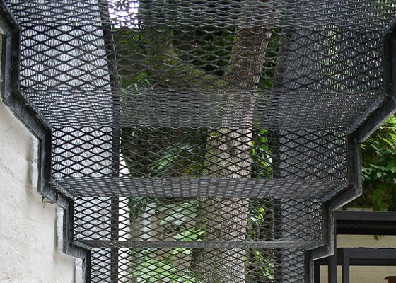 Pisada de escalera ampliada del metal con capacidad de carga antideslizante y alta proporcionar la gran seguridad para los peatones que caminan en las escaleras