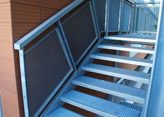 Pisada de escalera ampliada del metal con capacidad de carga antideslizante y alta proporcionar la gran seguridad para los peatones que caminan en las escaleras