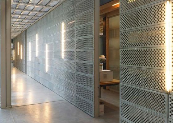Pared interna del metal perforado creativa y diseño interior moderno que aumenta su decoración interior