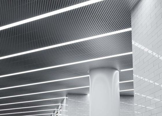 Aspecto liso y monolítico del techo perforado del metal – para las modificaciones o la nueva construcción