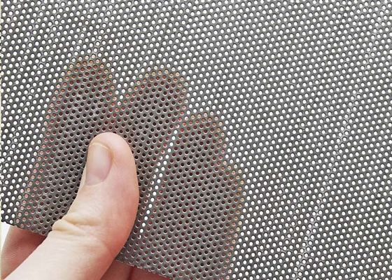 Metal perforado agujero micro hecho por velocidad de la punzonadora del CNC, la precisión fina y pequeños agujeros
