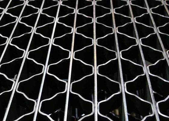 La reja clavada tiene alta capacidad de carga, superficie antirresbaladiza para el piso, calzada, escaleras, puente, cubierta