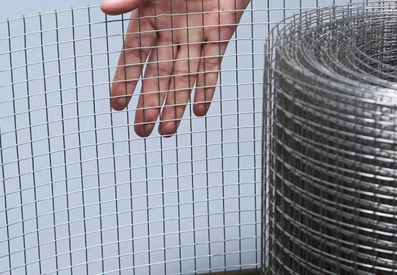 Recinto de color plateado 2*2cm Galvanizado de malla de alambre soldado rodillos de acero carbono