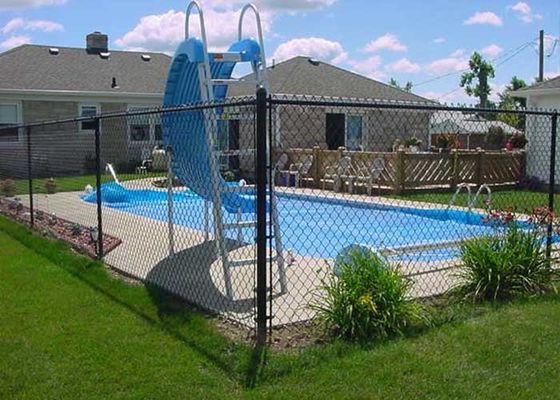 La cerca de la piscina para evitar que los niños caigan al agua