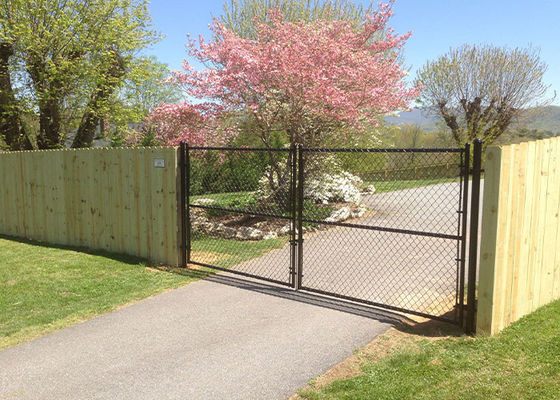 Puerta de cercas de enlace de cadena decora patios y jardines y protege su propiedad