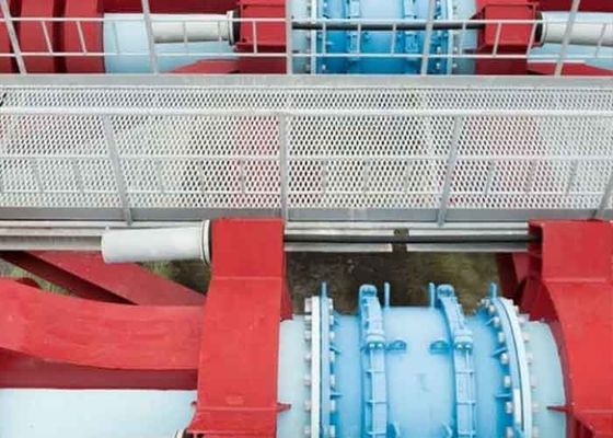 Pasarela de metal expandida recubierta en polvo ofrece un paso seguro para los proyectos de construcción