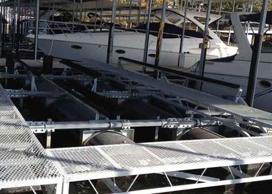 Pasarela de metal expandida recubierta en polvo ofrece un paso seguro para los proyectos de construcción