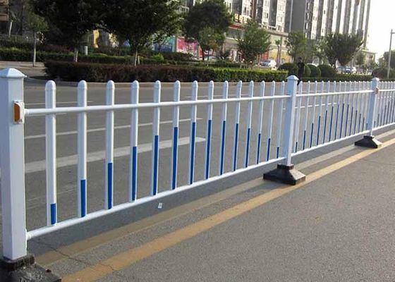 La cerca de la carretera es una buena solución para proteger a los peatones en la calle de la ciudad