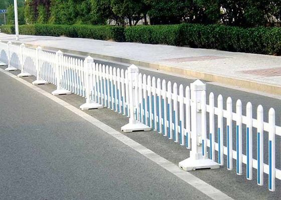 La cerca de la carretera es una buena solución para proteger a los peatones en la calle de la ciudad