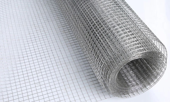Recinto de color plateado 2*2cm Galvanizado de malla de alambre soldado rodillos de acero carbono