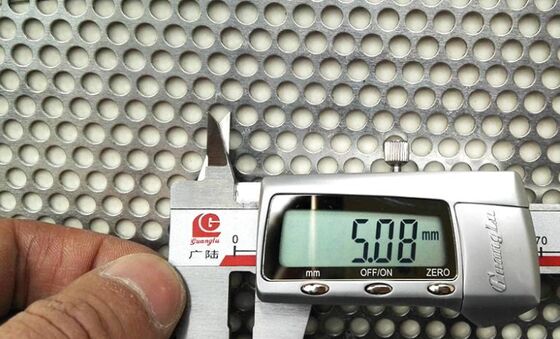 Escrín de alambre perforado de corte de precisión ideal para paneles acústicos y sistemas de filtración de aire en edificios comerciales