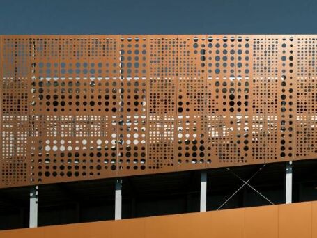 Acceso a las redes de aluminio con perforación metálica. Material ligero y fuerte ideal para la ventilación y las barreras de protección.